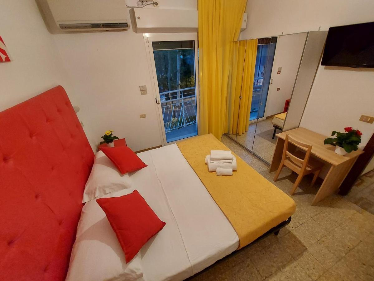 Hotel Senza Pensieri Риччоне Экстерьер фото