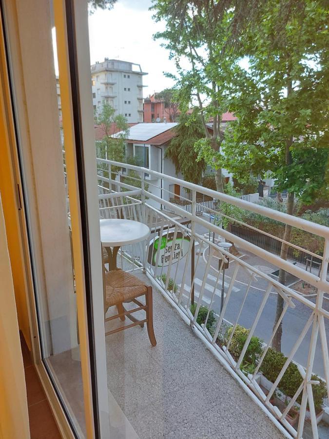 Hotel Senza Pensieri Риччоне Экстерьер фото
