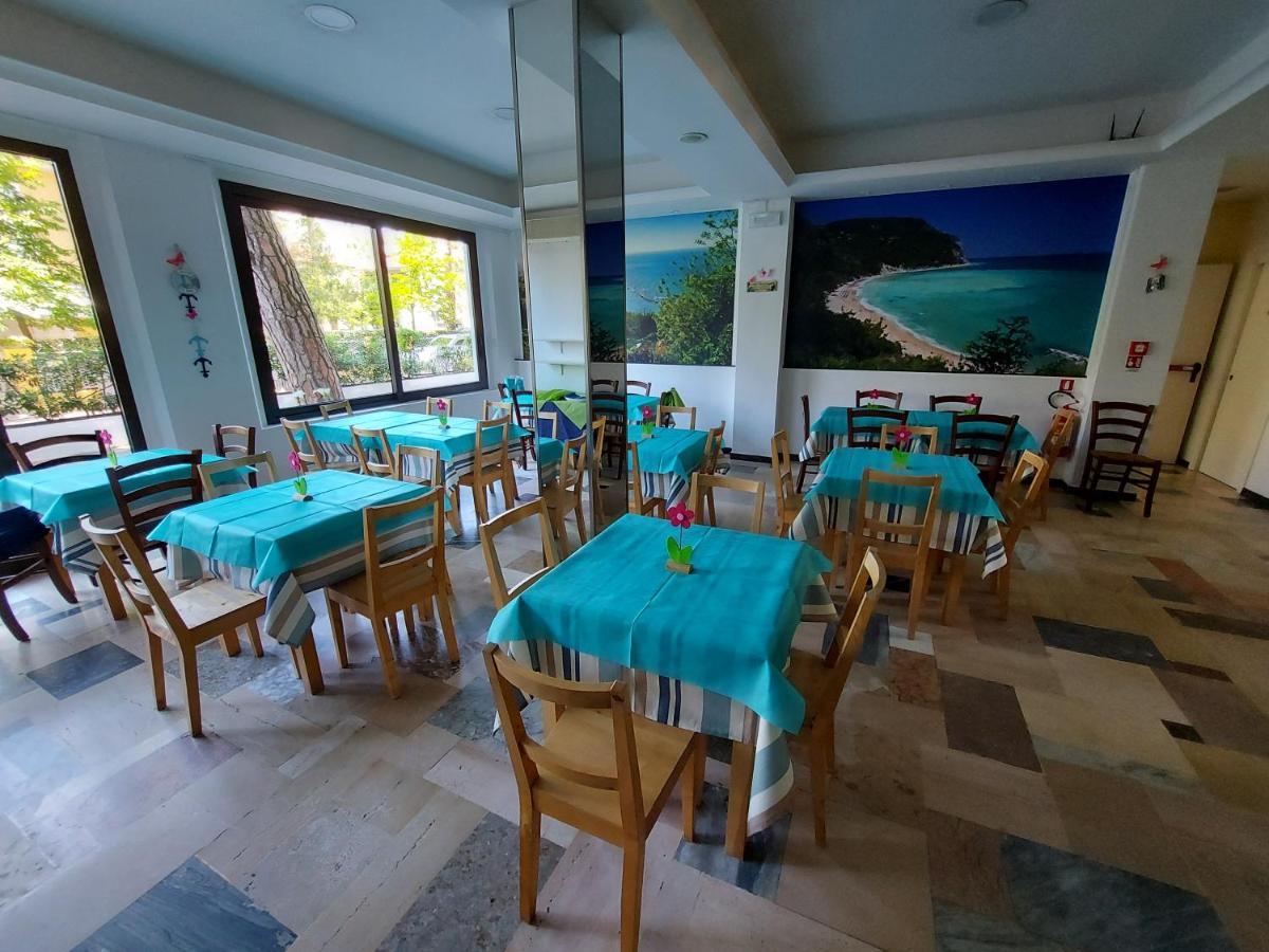 Hotel Senza Pensieri Риччоне Экстерьер фото