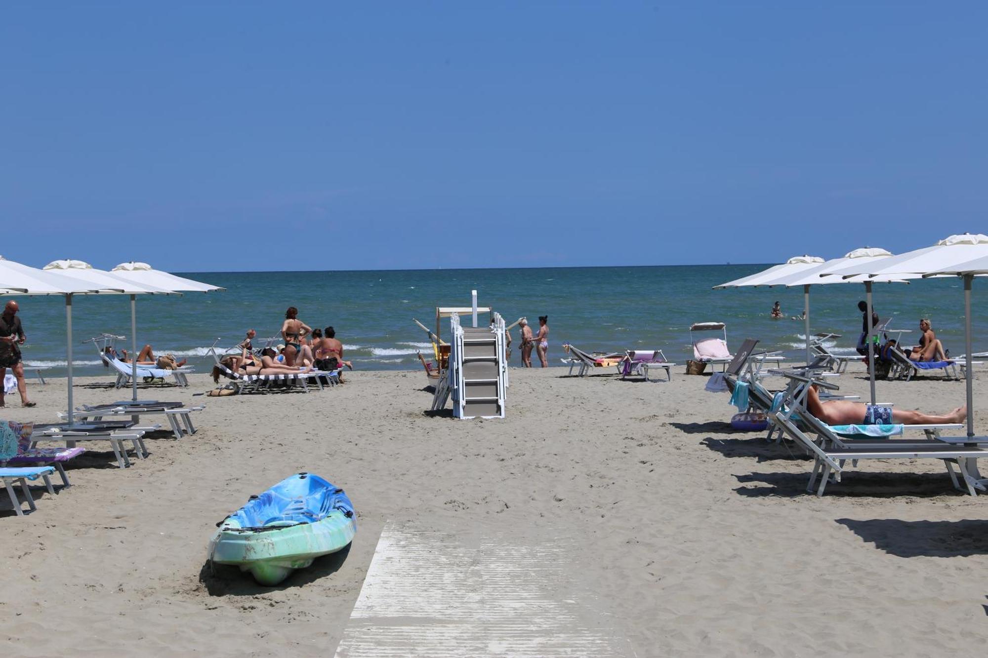 Hotel Senza Pensieri Риччоне Экстерьер фото